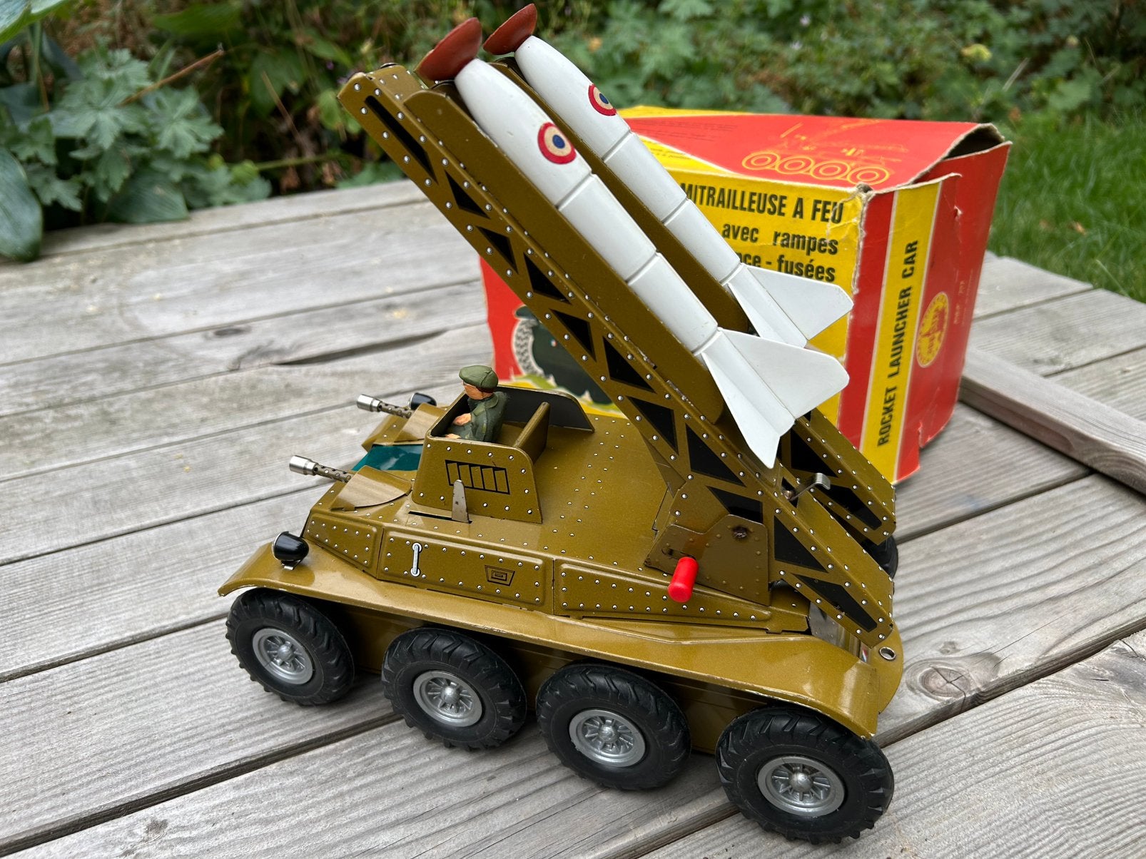 Joustra 717 raketwerper tank pantserauto + 2 raketten en ovp, Ophalen of Verzenden, Landmacht, Overige gebieden, Miniatuur of Beeldje