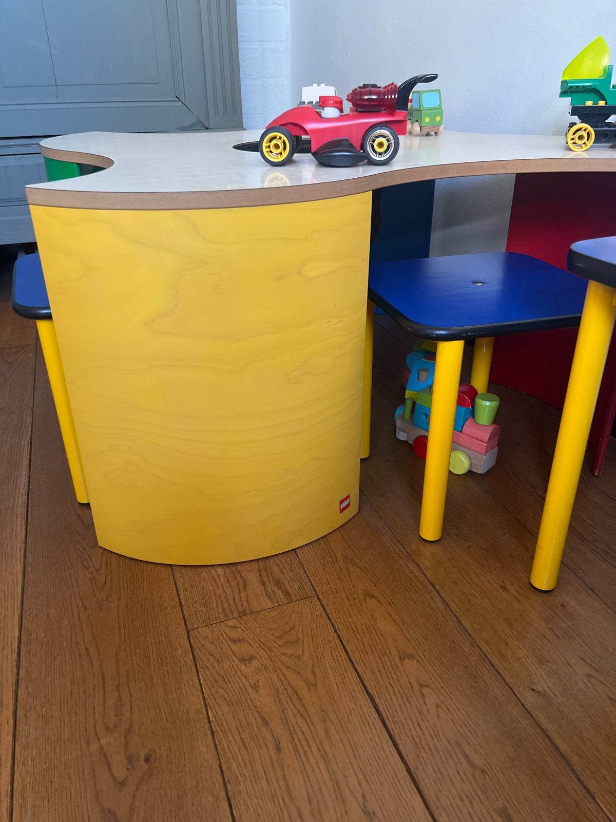 Kleurrijke kindertafel, merk LEGO met stoeltjes, Kinderen en Baby's, Kinderkamer | Tafels en Stoelen, Ophalen, Zo goed als nieuw