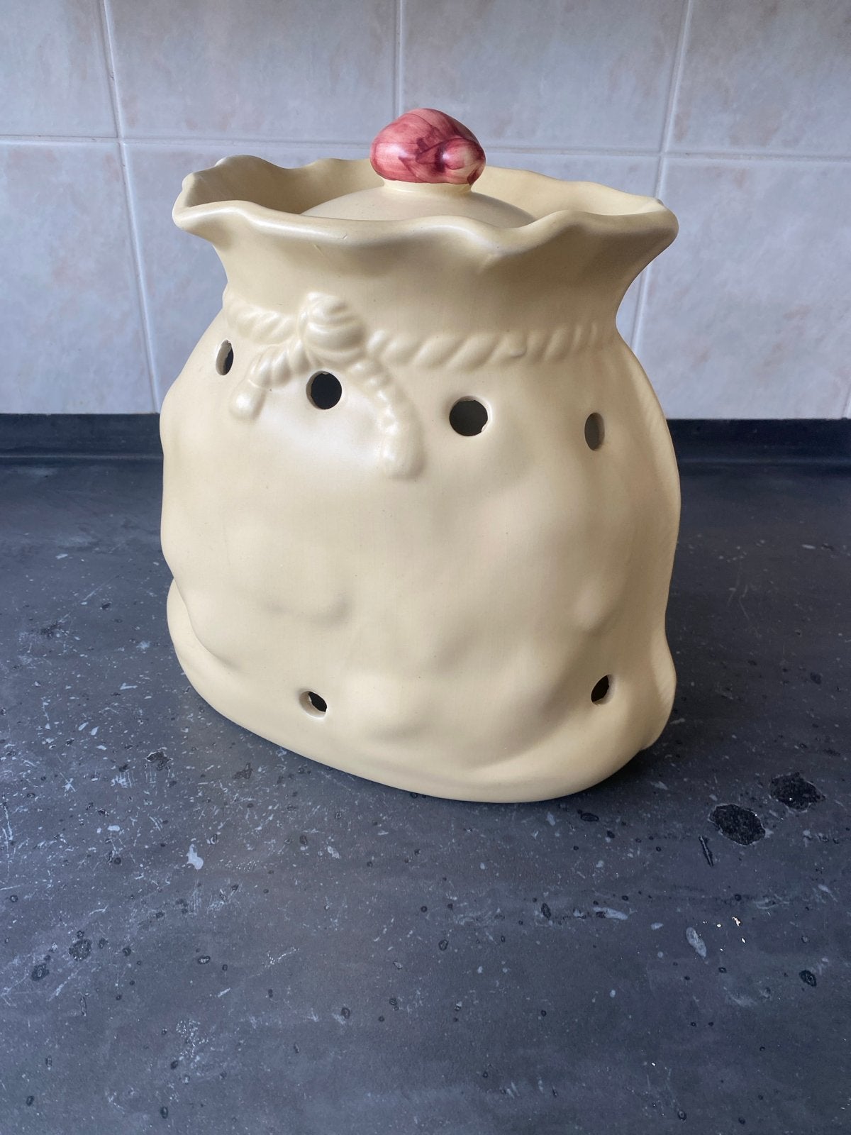 Uien of ook wel aardappel van keramiek - Crème met rode knop, Gebruikt, Voorraadpot, Steen/keramiek, Overige merken