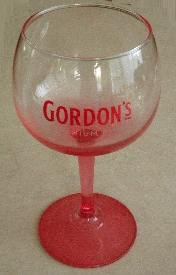 Glazen. 2 Stuks. Prachtige kleur rose. Groot. Hoogte 21 cm., Glas of Glazen, Nieuw, Ophalen of Verzenden, Glas