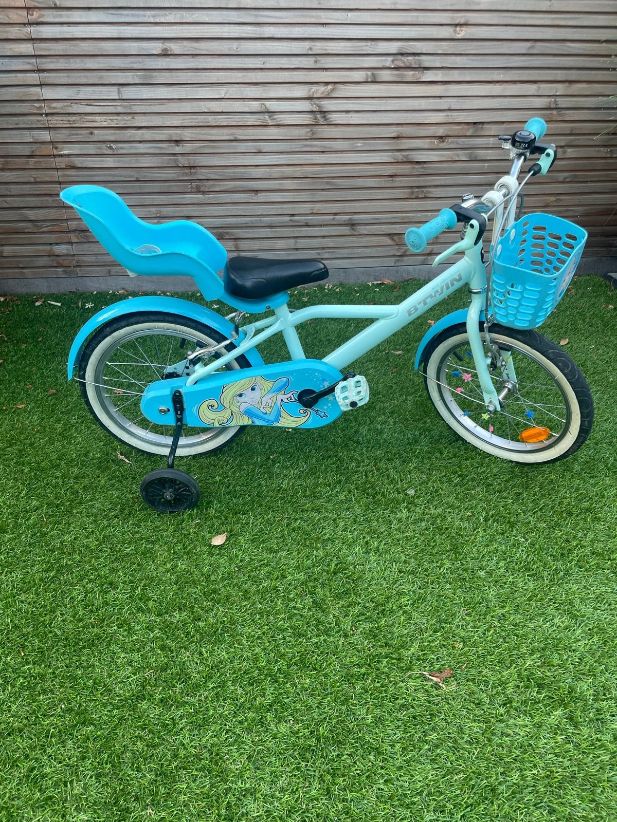 B'Twin Kinderfiets 16 inch met zijwieltjes en poppenzitje, Fietsen en Brommers, Fietsen | Kinderfietsjes, Ophalen, Zijwieltjes