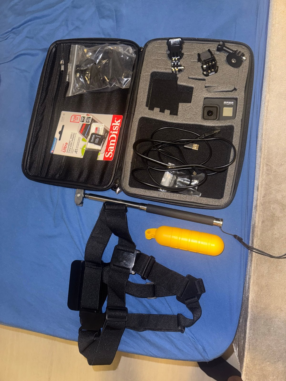 Foto 4 van GoPro Hero 8 met complete accessoire set en SD kaart