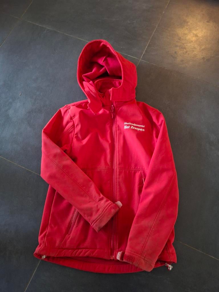 Rode softshell jas Shetlandponystal Het Zesspan. maat 146, Ophalen, Recreatie, Kinderen, Bovenkleding