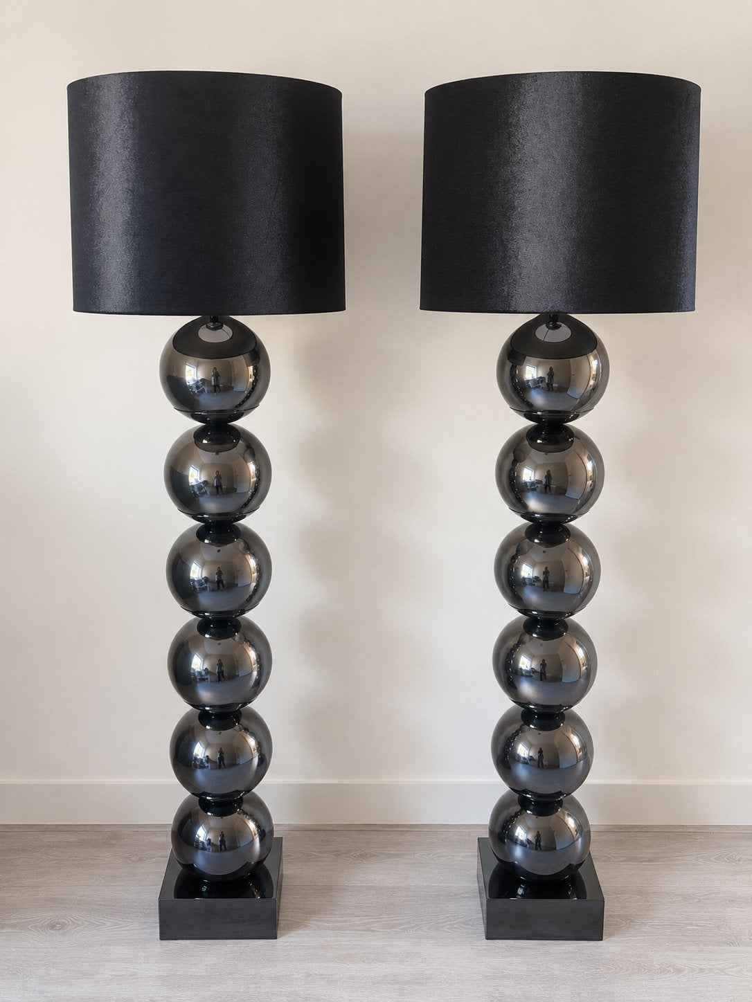 Set van 2 moderne vloerlampen met zwarte bollen en kap, Gebruikt, Metaal, 150 tot 200 cm, E27 (groot)