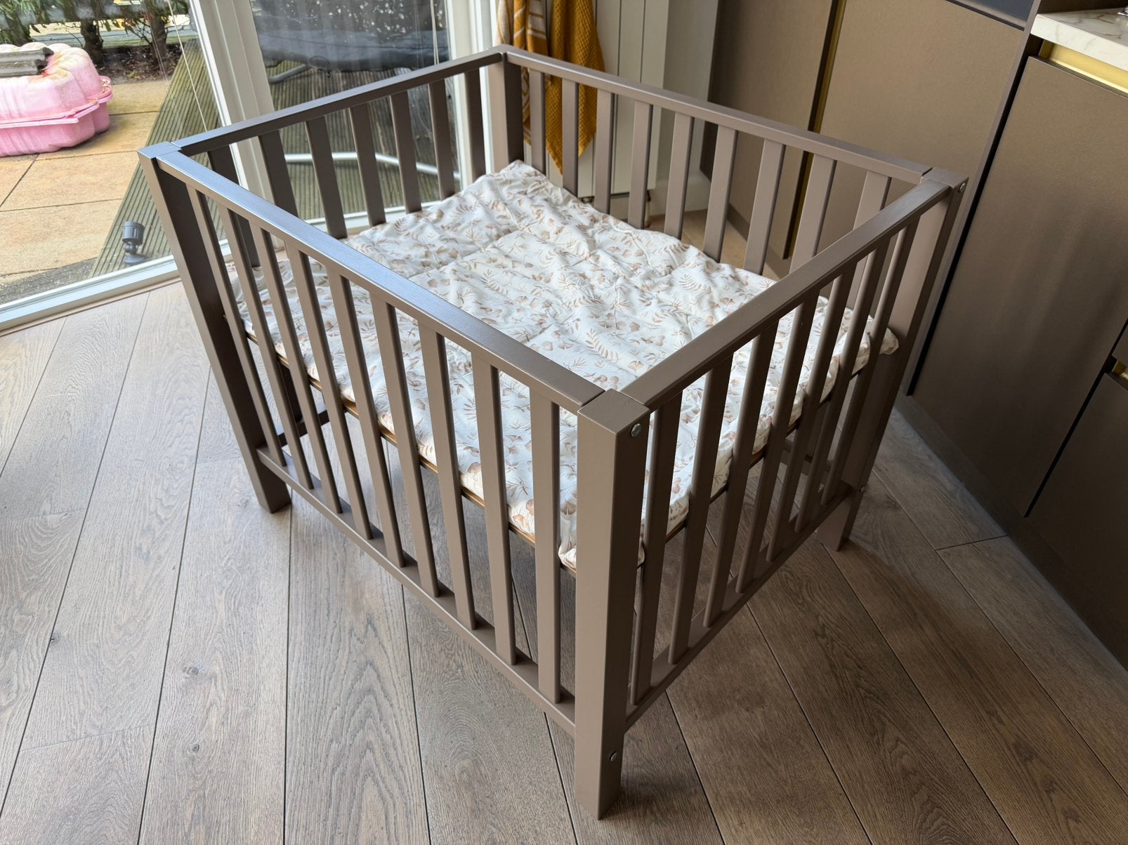 Bopita Box met Accessoires (kleur: taupe), Kinderen en Baby's, Ophalen, Zo goed als nieuw, Vierkant, In hoogte verstelbaar