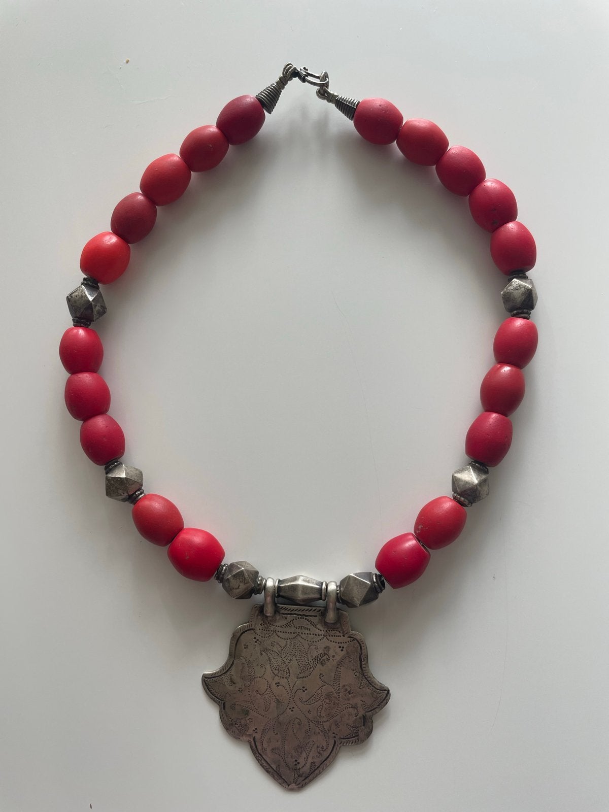 Unieke massieve oud zilveren Indiase amulet ketting, Met hanger, Gebruikt, Ophalen of Verzenden, Rood