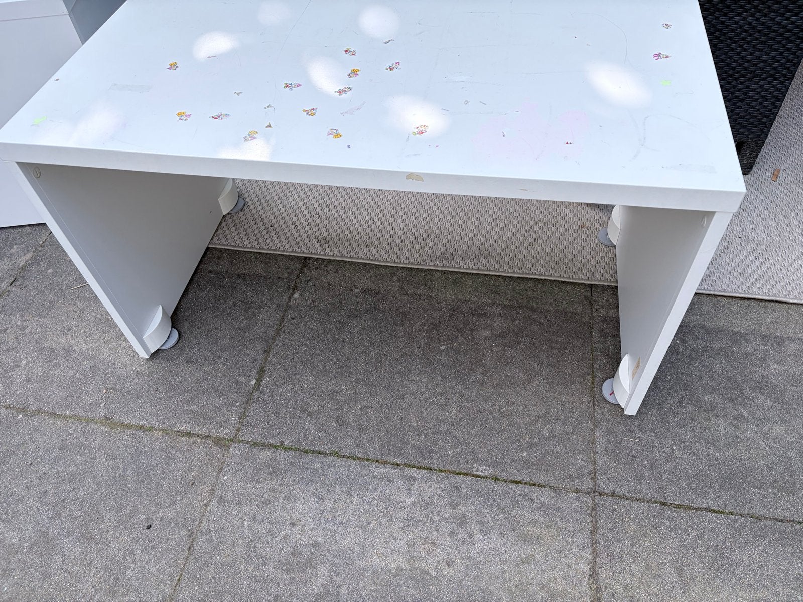 IKEA Smastad bureau met stickers, Huis en Inrichting, Ophalen, Gebruikt, IKEA, Wit