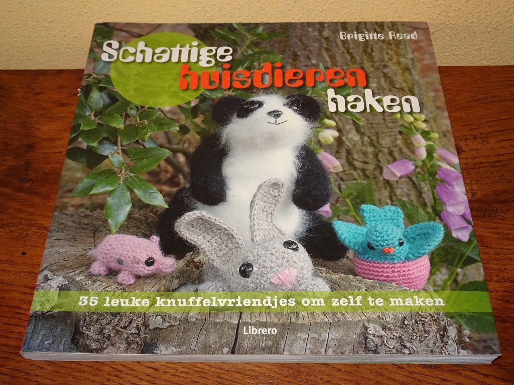 Brigitte Read: Schattige huisdieren haken patronenboek, Ophalen of Verzenden, Zo goed als nieuw, Haken, Patroon of Boek