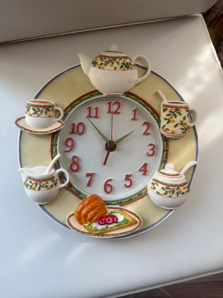 Vintage  Wandklok 'Koffietijd' met 3D-decoratie, Ophalen of Verzenden, Zo goed als nieuw, Analoog, Wandklok