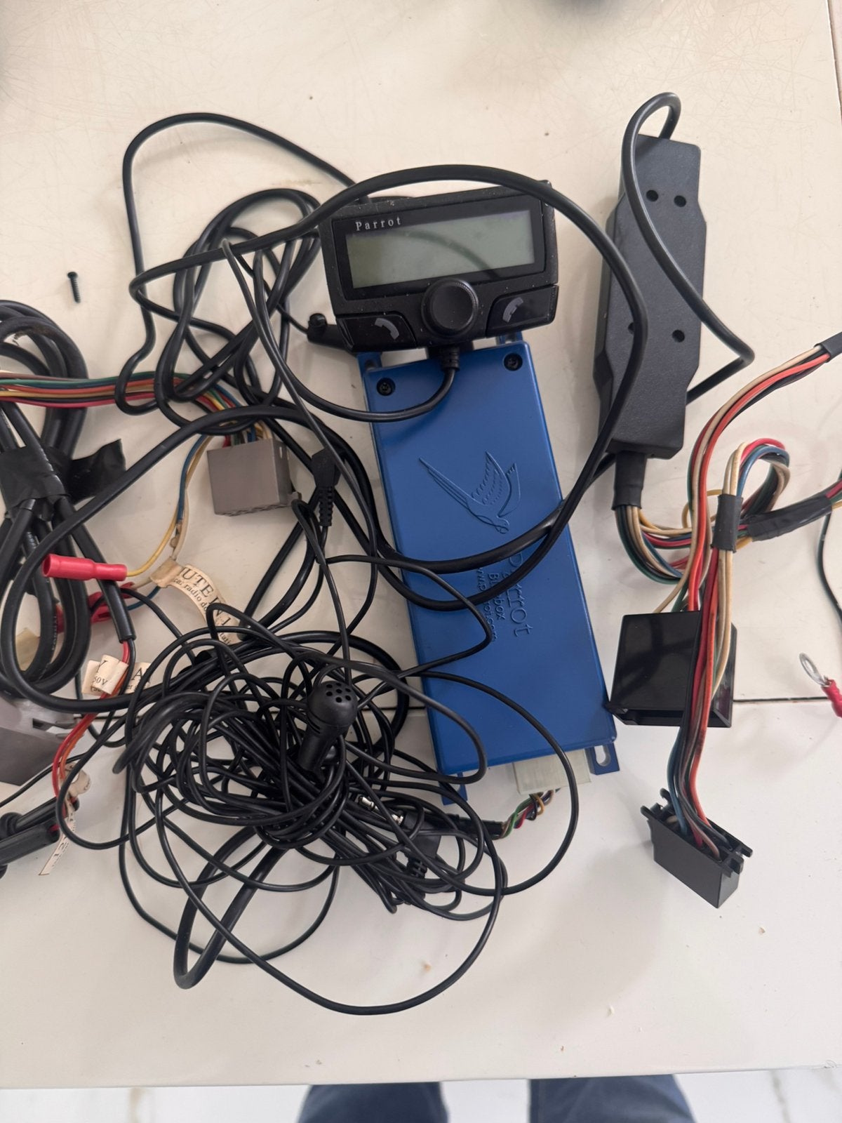 Parrot ck3100 bt carkit met scherm voor handsfree bellen, Auto diversen, Ophalen of Verzenden, Zo goed als nieuw