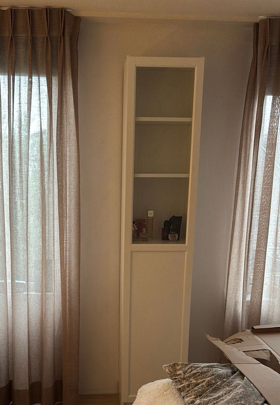 Hoge witte kast met deur., Huis en Inrichting, Kasten | Boekenkasten, Ophalen, Overige materialen, Minder dan 50 cm, Gebruikt