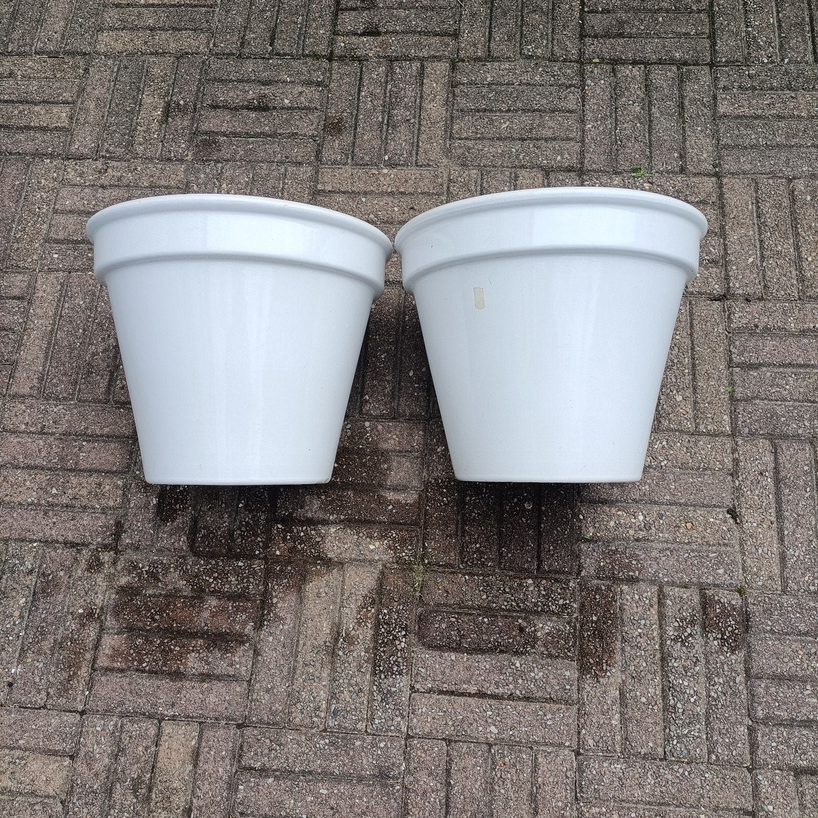 Twee witte bloempotten - diameter 36 cm, hoogte 30 cm, Overige materialen, Zo goed als nieuw, Minder dan 40 cm, Ophalen