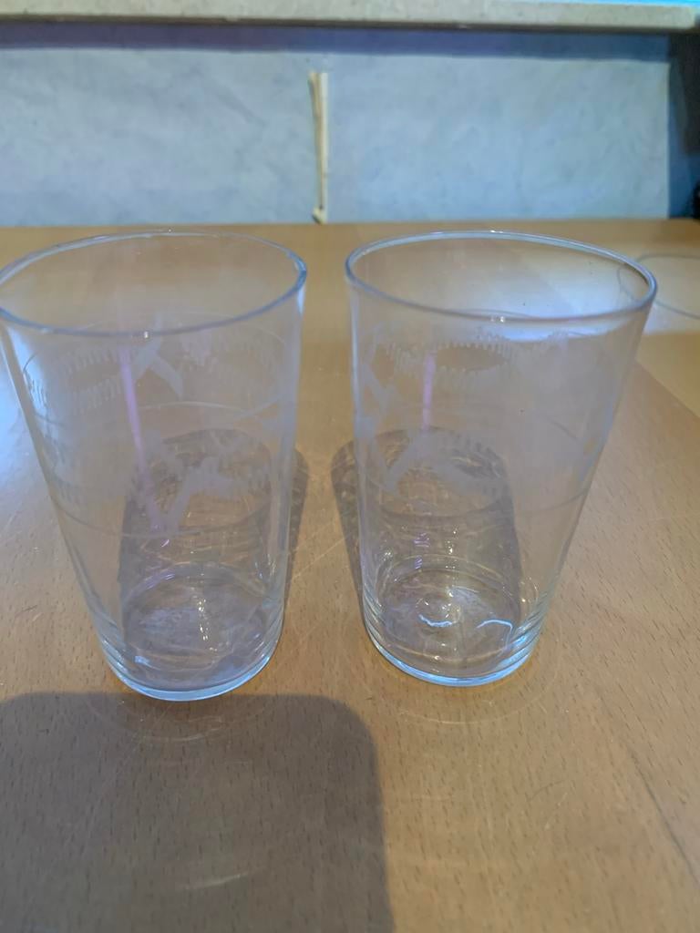 Twee glazen met ets decoratie, Ophalen of Verzenden