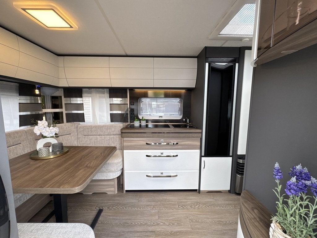 Hobby Excellent Edition 540 UFF MET QUEENSBED *Mover/Cassett, Vast bed, Rondzit, Hobby, 7 tot 8 meter
