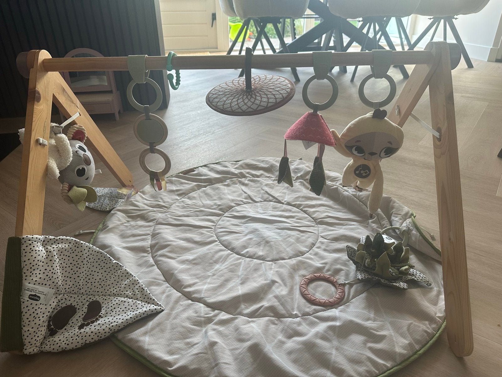 Houten babygym met speelkleed en speeltjes, Kinderen en Baby's, Speelgoed | Babyspeelgoed, Ophalen, Zo goed als nieuw, Babygym