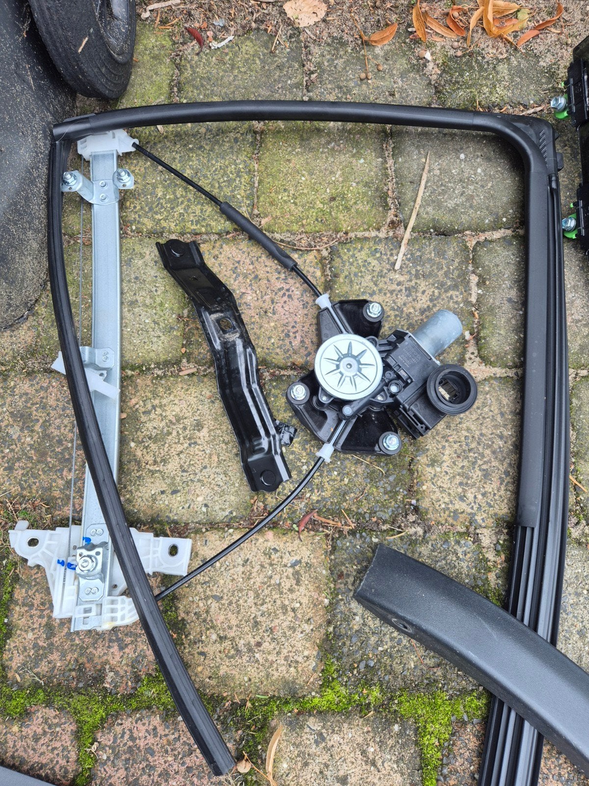 Raammechanisme en raam  links achter Toyota Yaris Cross 2024, Auto-onderdelen, Ruiten en Toebehoren, Ophalen of Verzenden, Toyota