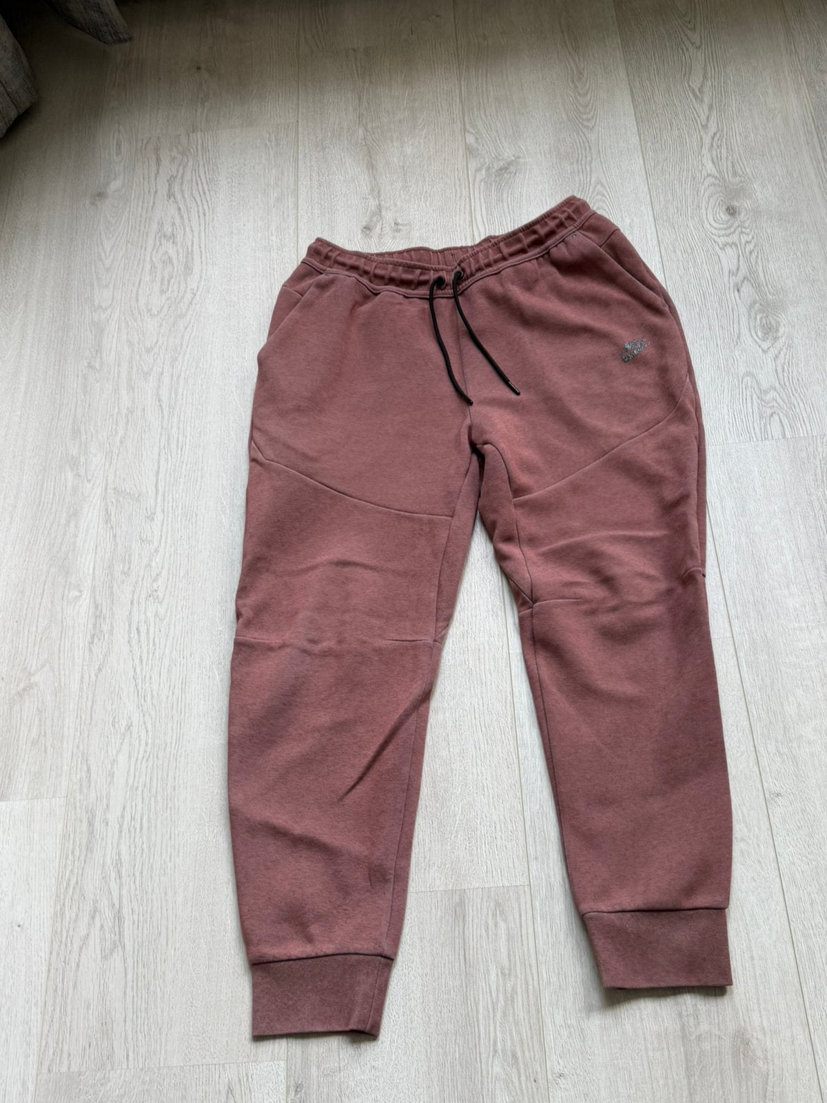 Nike. Tech Fleece joggings broek, Maat 52/54 (L), Ophalen of Verzenden, Gedragen, Rood