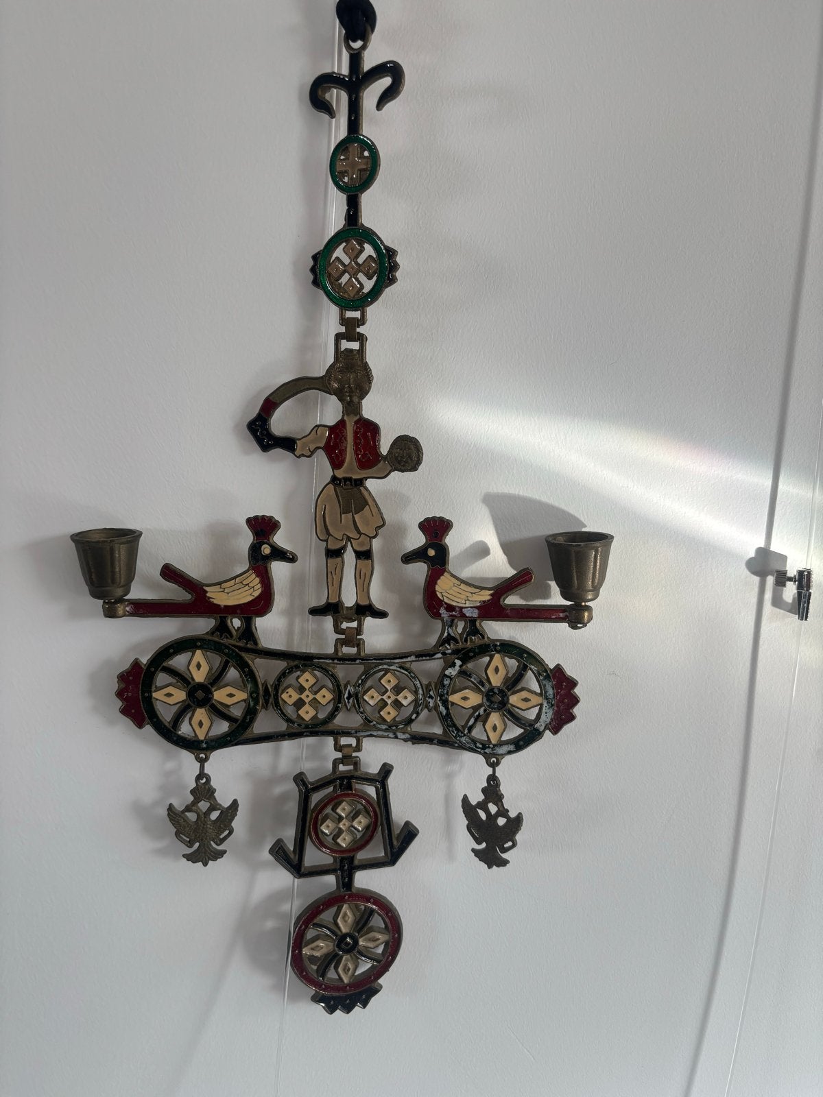 Getijzeren wandkandelaar met folkloristische figure, Ophalen of Verzenden, Overige materialen