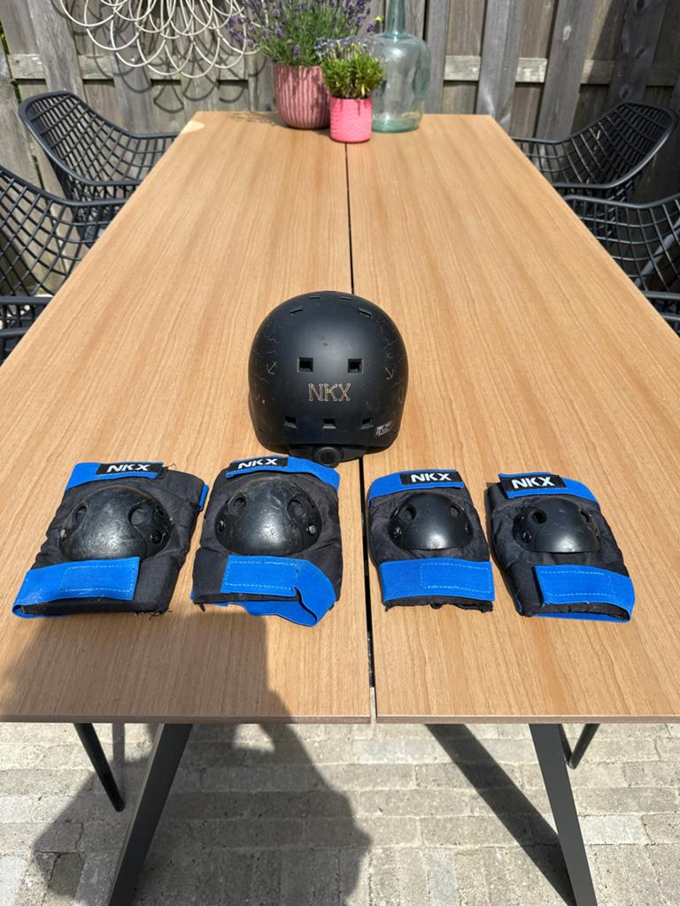 NKX set helm en knie en elleboog beschermers, Ophalen of Verzenden, Gebruikt, Bescherming