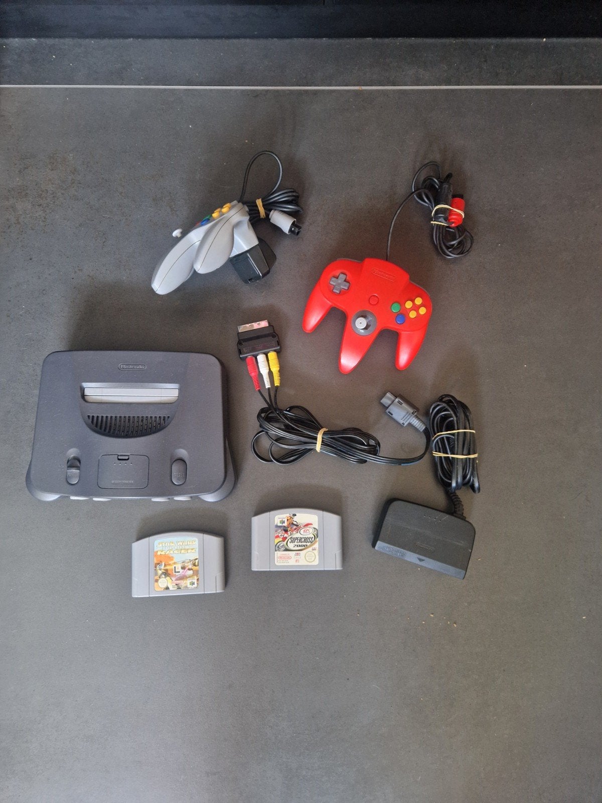 Nintendo 64 spelcomputer met 2 controllers en 2 spellen, Spelcomputers en Games, Ophalen of Verzenden, Gebruikt, Met 2 controllers