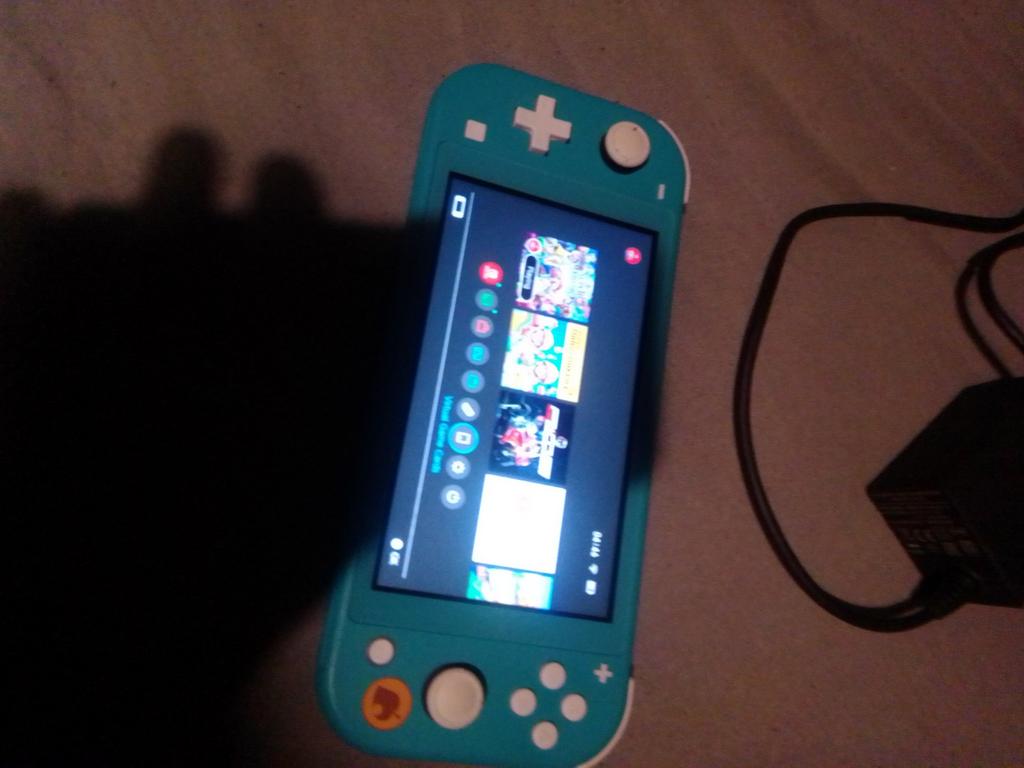 Nintendo Switch Lite met lader - Turquoise Animal Crossing e, Ophalen, Turquoise, Gebruikt