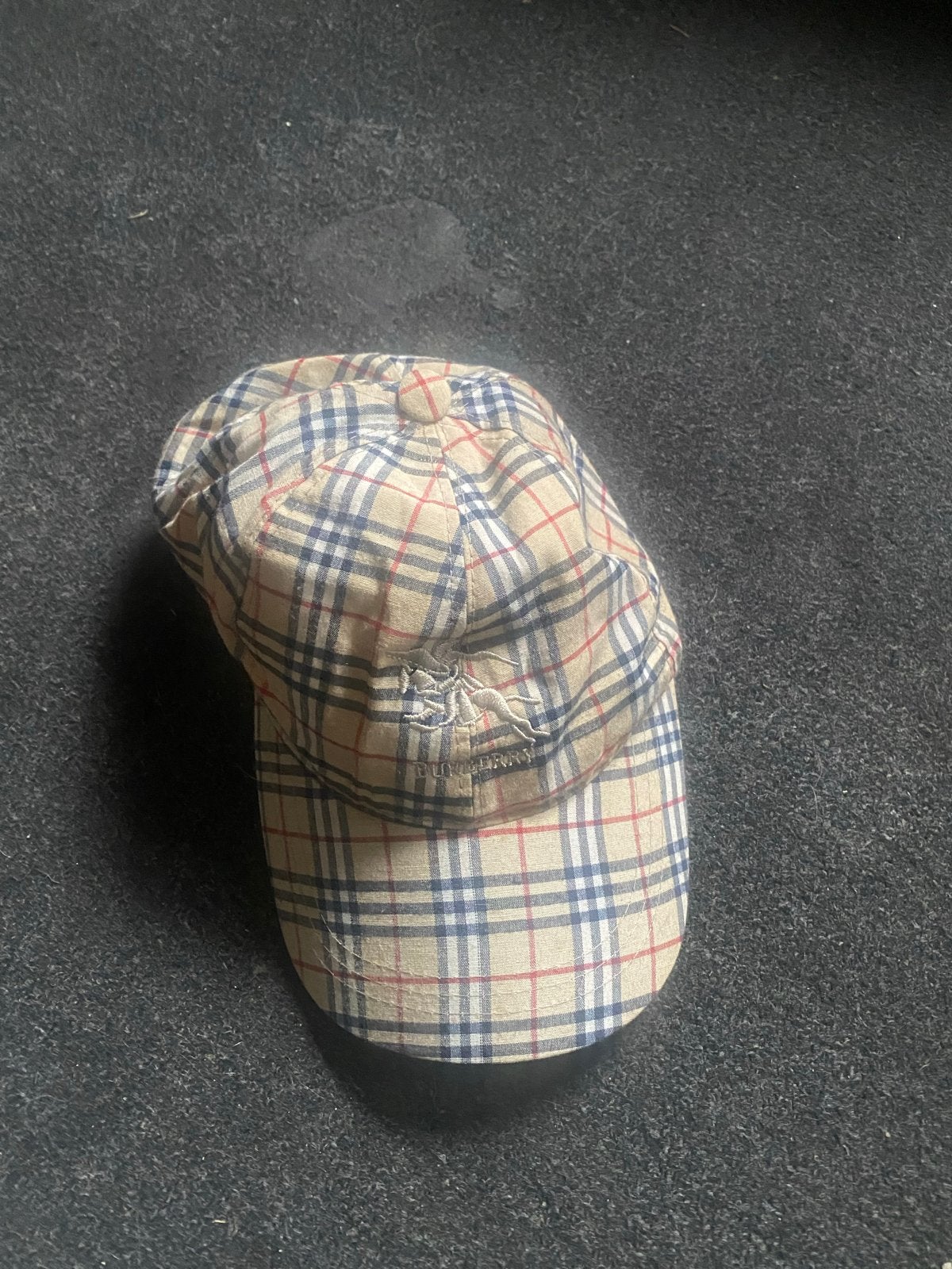Burberry pet met iconisch ruitpatroon 1 maat, Ophalen of Verzenden, Gedragen, One size fits all, Pet