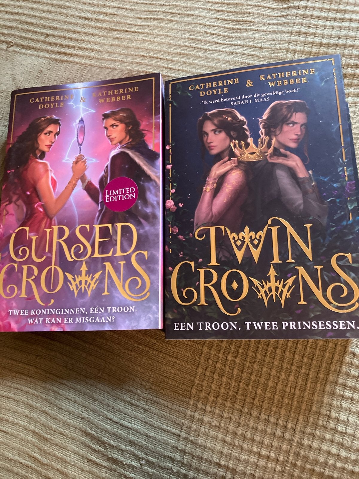 Twin Crowns & Cursed Crowns - Catherine Doyle & Katherine We, Ophalen, Zo goed als nieuw, Nederland