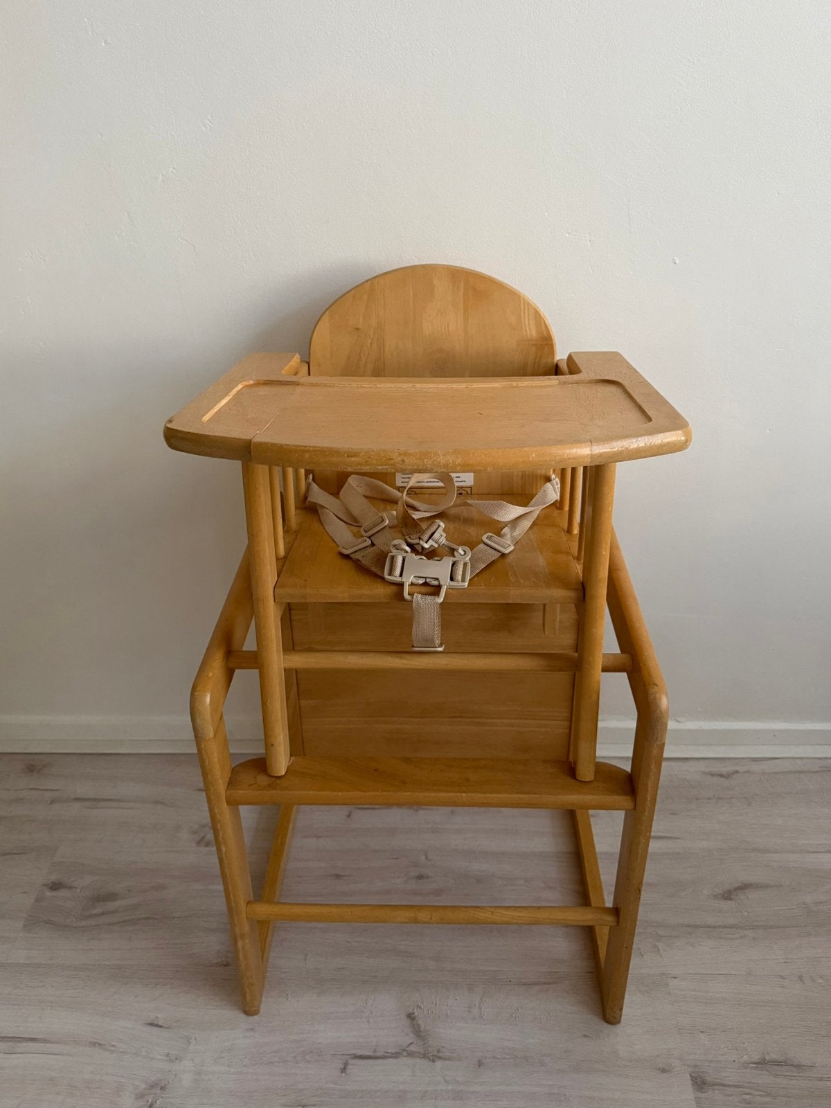 Vintage houten kinderstoel set tafeltje en stoel hout bruin, Kinderen en Baby's, Ophalen, Gebruikt, Meegroeistoel, Gordel(s)