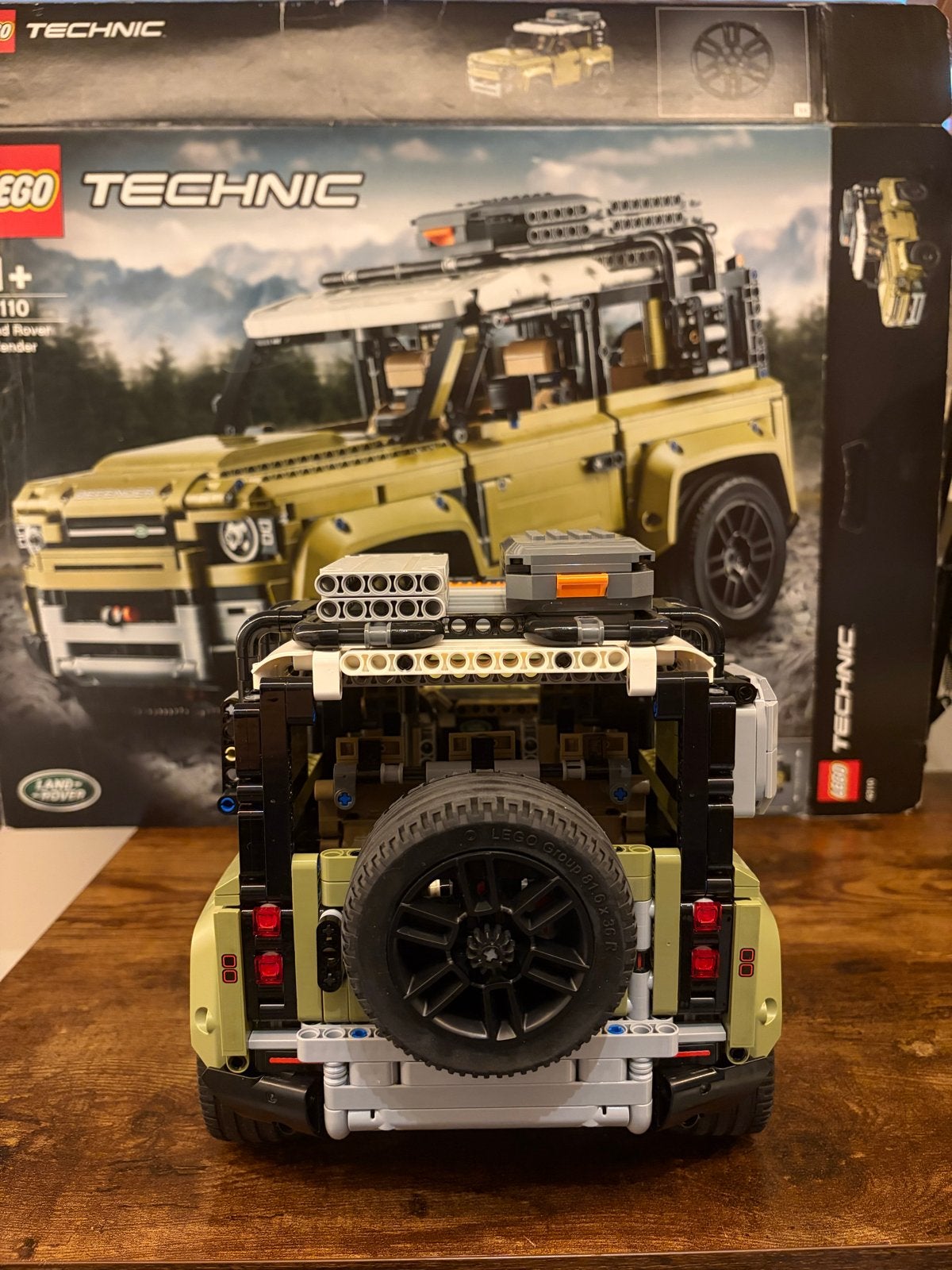 Foto 4 van LEGO Technic 42110 Land Rover Defender (compleet)