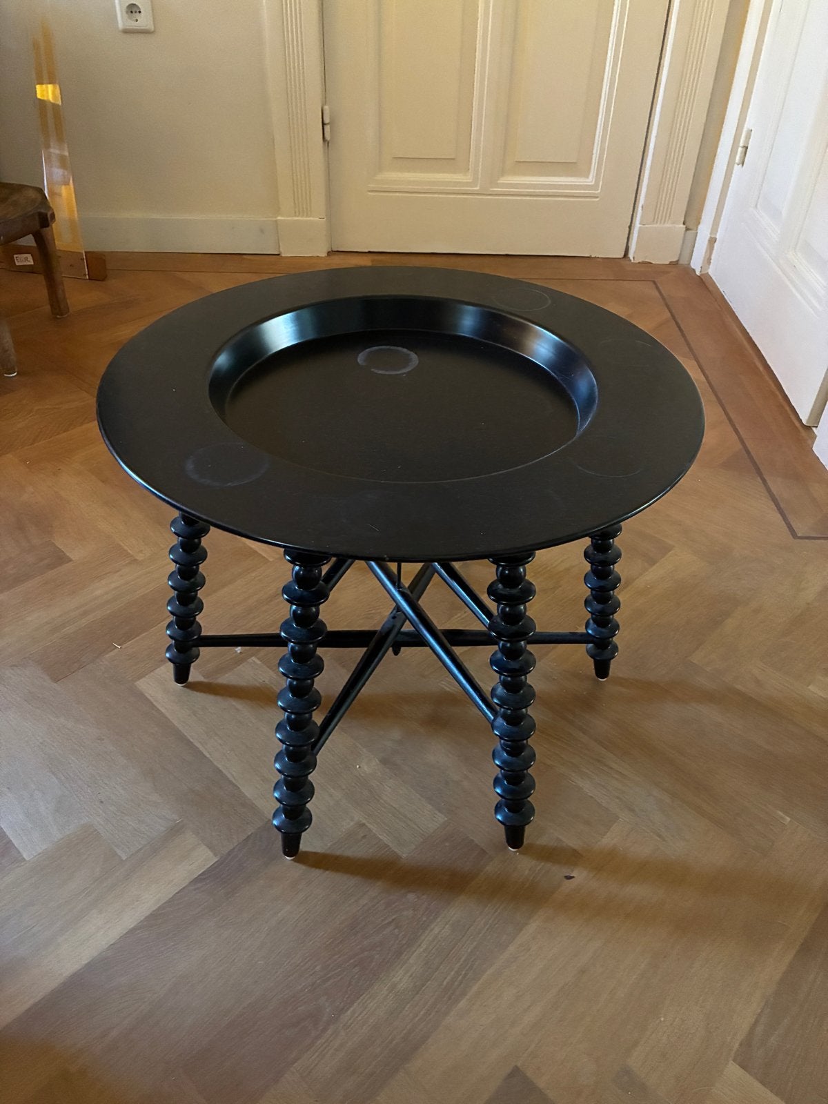 Zwarte ronde bijzettafel met gedraaide poten, Antiek en Kunst, Ophalen
