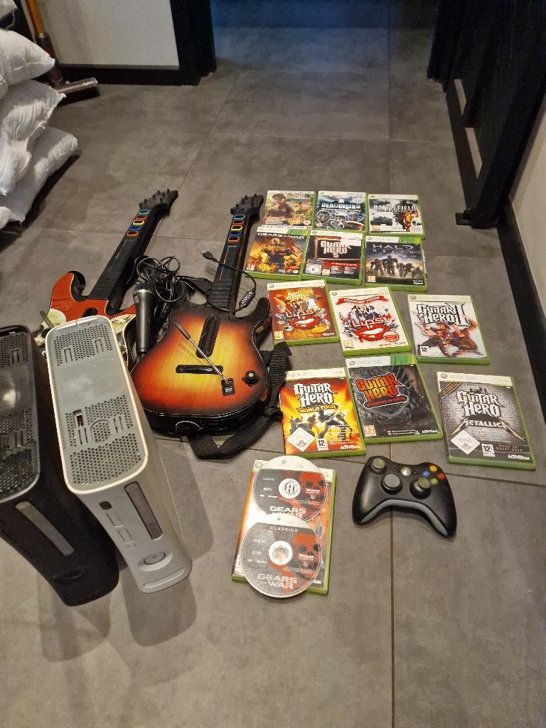 Xbox 360 (2x) + games + guitar hero gitaren, Ophalen of Verzenden, 256 MB, Met 1 controller, Gebruikt