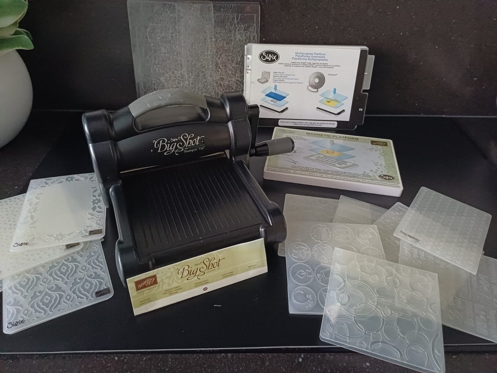 Stampin' Up! Big Shot Stans- en Embossingmachine met mallen, Hobby en Vrije tijd, Zwart, Gebruikt, Overige thema's, Gereedschap of Toebehoren