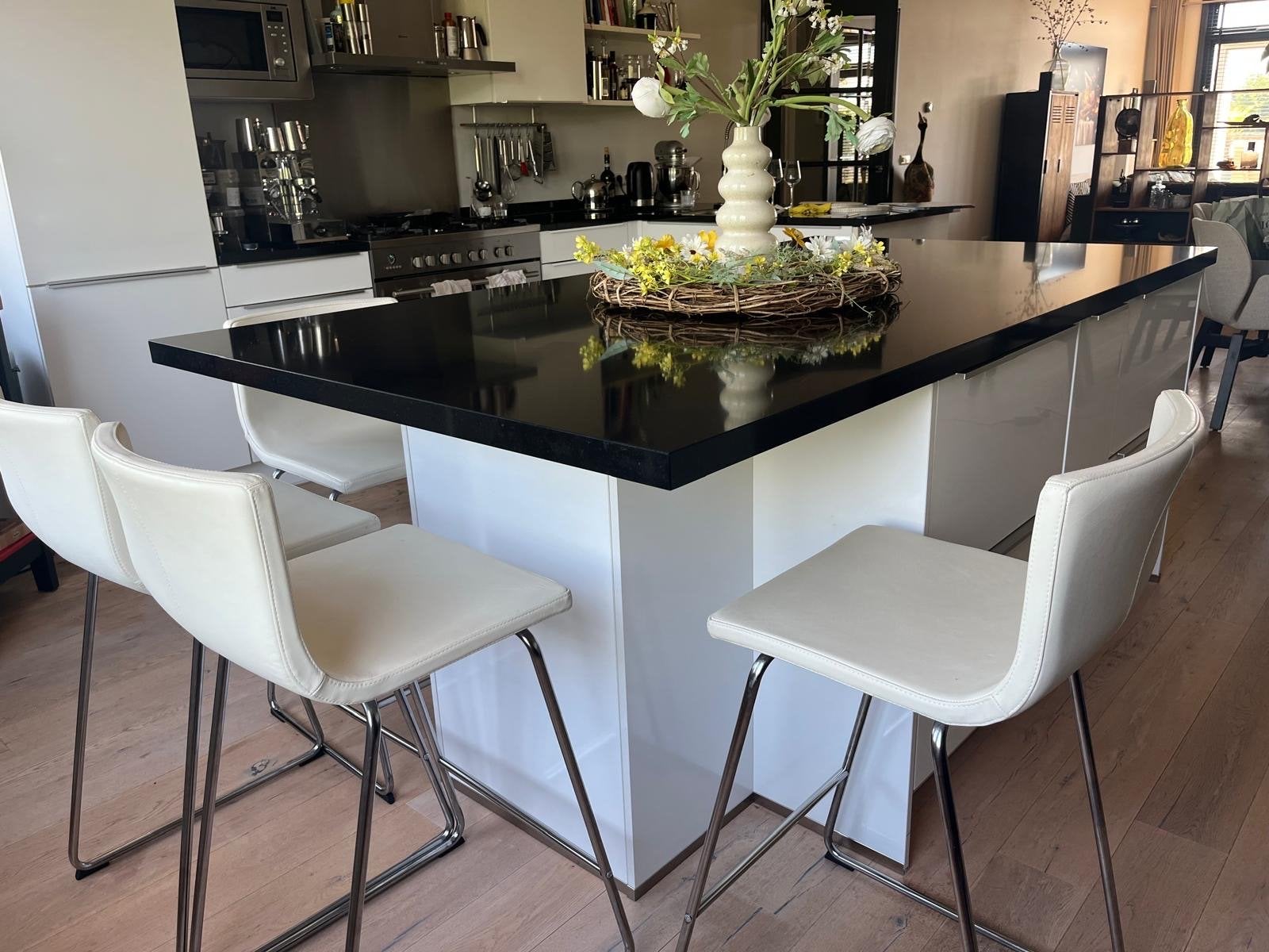 Moderne witte keuken met kookeiland en granieten blad, Ophalen, Wit, Hoekkeuken, Graniet of Steen