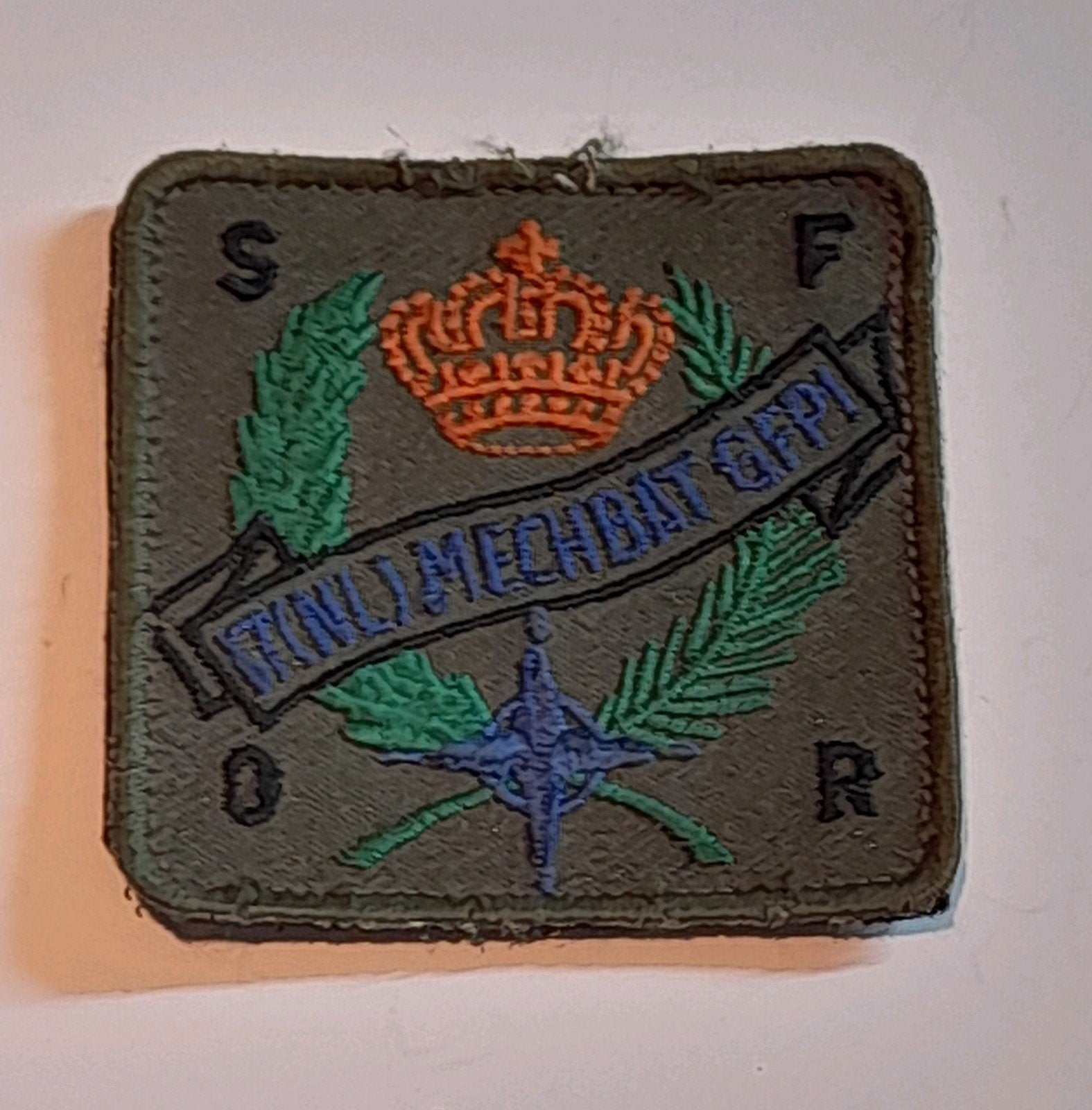 Borstembleem SFOR 5 17 painfbat, Verzamelen, Ophalen of Verzenden, Landmacht, Nederland, Embleem of Badge