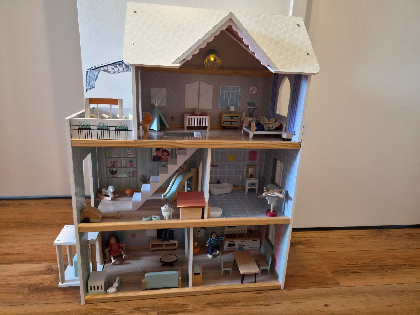 Prachtig poppenhuis met meubeltjes, werkend licht en bel, Ophalen, Zo goed als nieuw, Poppenhuis