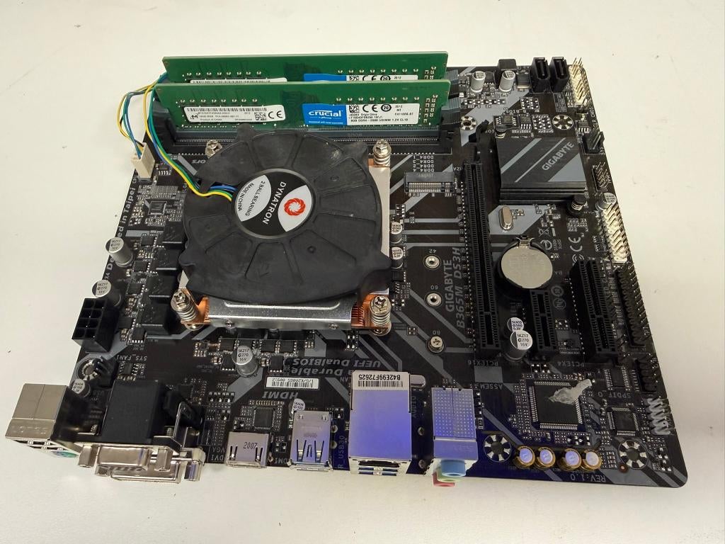 Gigabyte B365M DS3H + Intel Core i3-8100 + Crucial 32GB DDR4, Computers en Software, Moederborden, Gebruikt, LGA 1151, DDR4, Ophalen of Verzenden