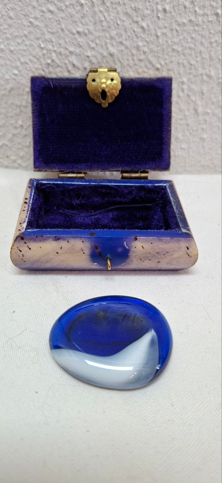 Vintage juwelenkistje met blauw fluweel en steen, Antiek en Kunst, Ophalen of Verzenden