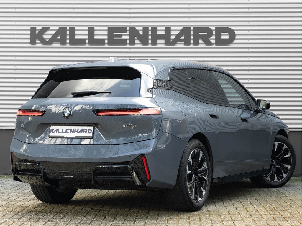 BMW iX xDrive60 112kWh - M-Sport - Trekhaak - ACC - M-Zetels, Auto's, BMW, Zwart, Vierwielaandrijving, 2480 kg, SUV of Terreinwagen