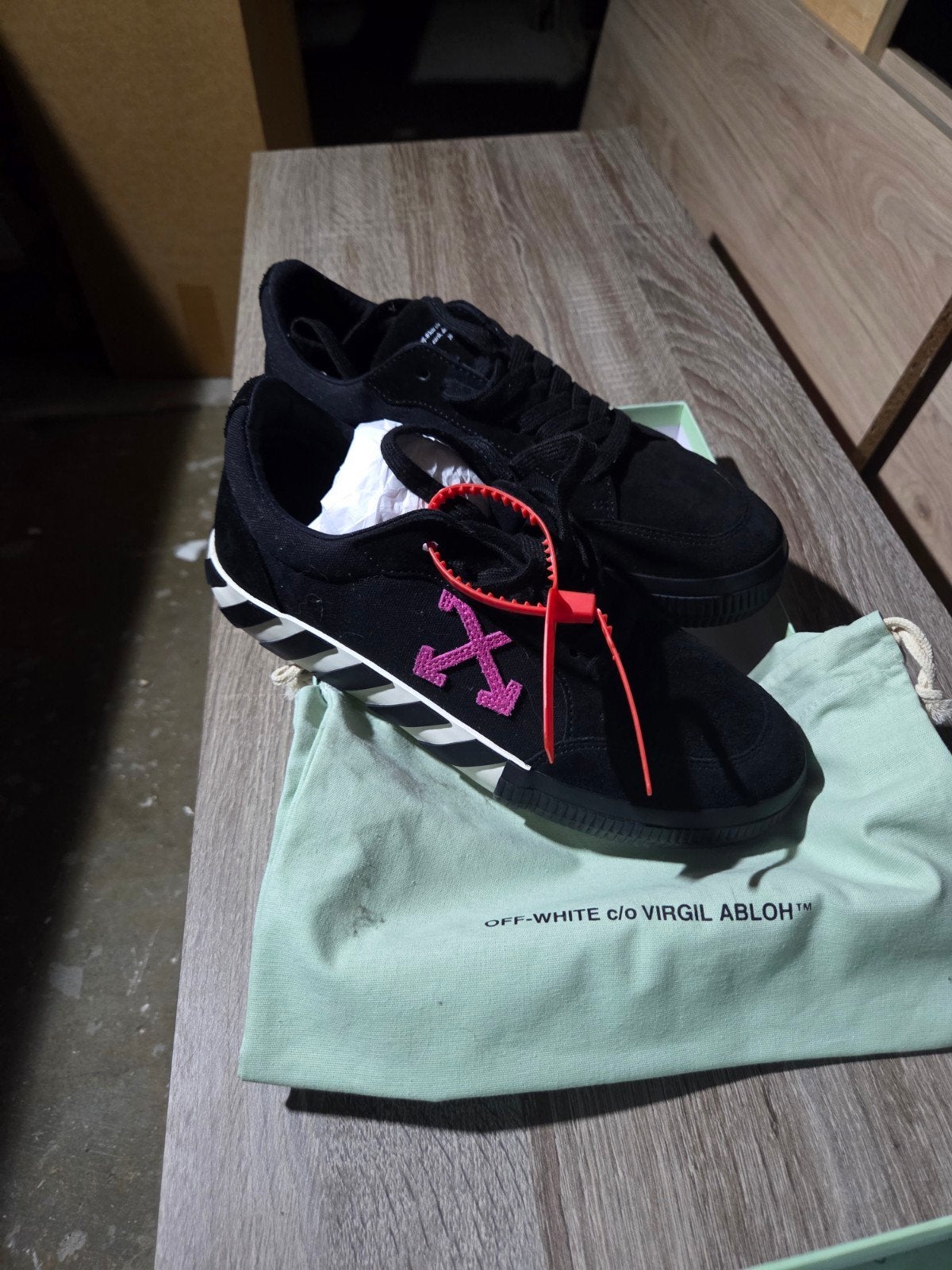 Off-White Low Vulcanized Sneakers Zwart/Fuchsia - Maat 41, Ophalen, Nieuw, Zwart