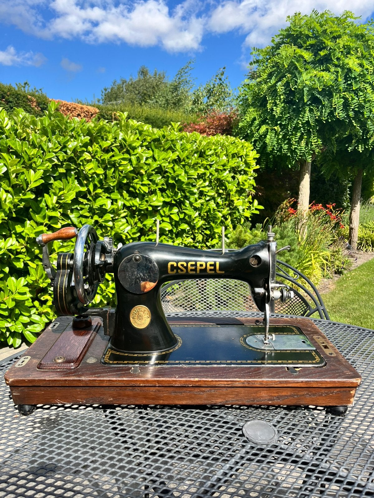 Vintage Csepel 31 naaimachine met houten kap, Ophalen