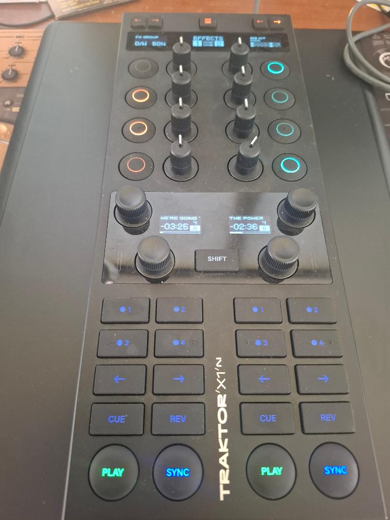 Native Instruments Traktor X1 MK3 (FX & DJ) & stofkap, Muziek en Instrumenten, Dj-sets en Draaitafels, Ophalen of Verzenden, Zo goed als nieuw