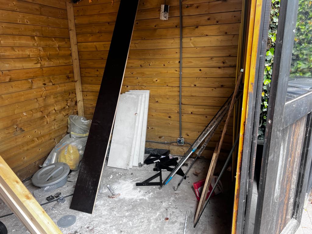 Gebruikt tuinhuisje, zelf afbreken, Tuin en Terras, Ophalen, Tuinhuis, 250 tot 500 cm, 2 ramen