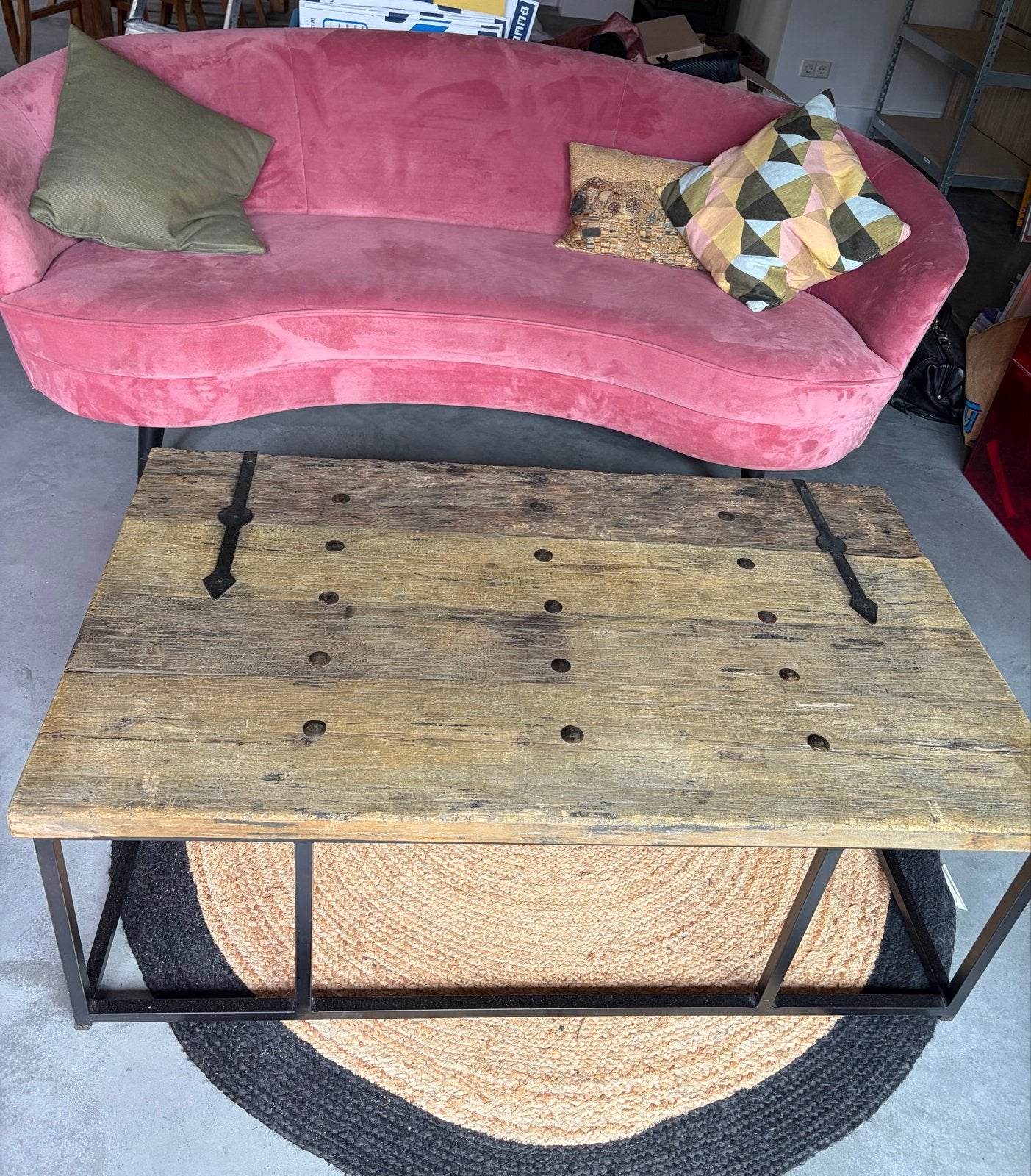 Foto 2 van Robuuste salontafel van oud hout en metaal