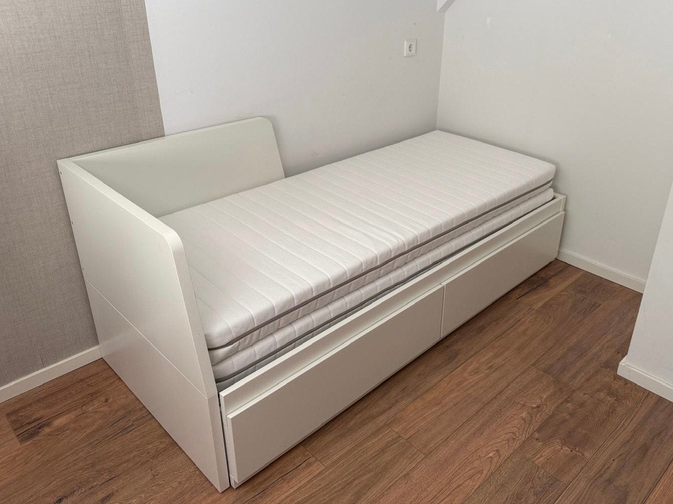 IKEA Flekke uitschuifbaar bed incl 2 matrassen en lades, Huis en Inrichting, Ophalen, Verstelbaar, Eenpersoons, Wit