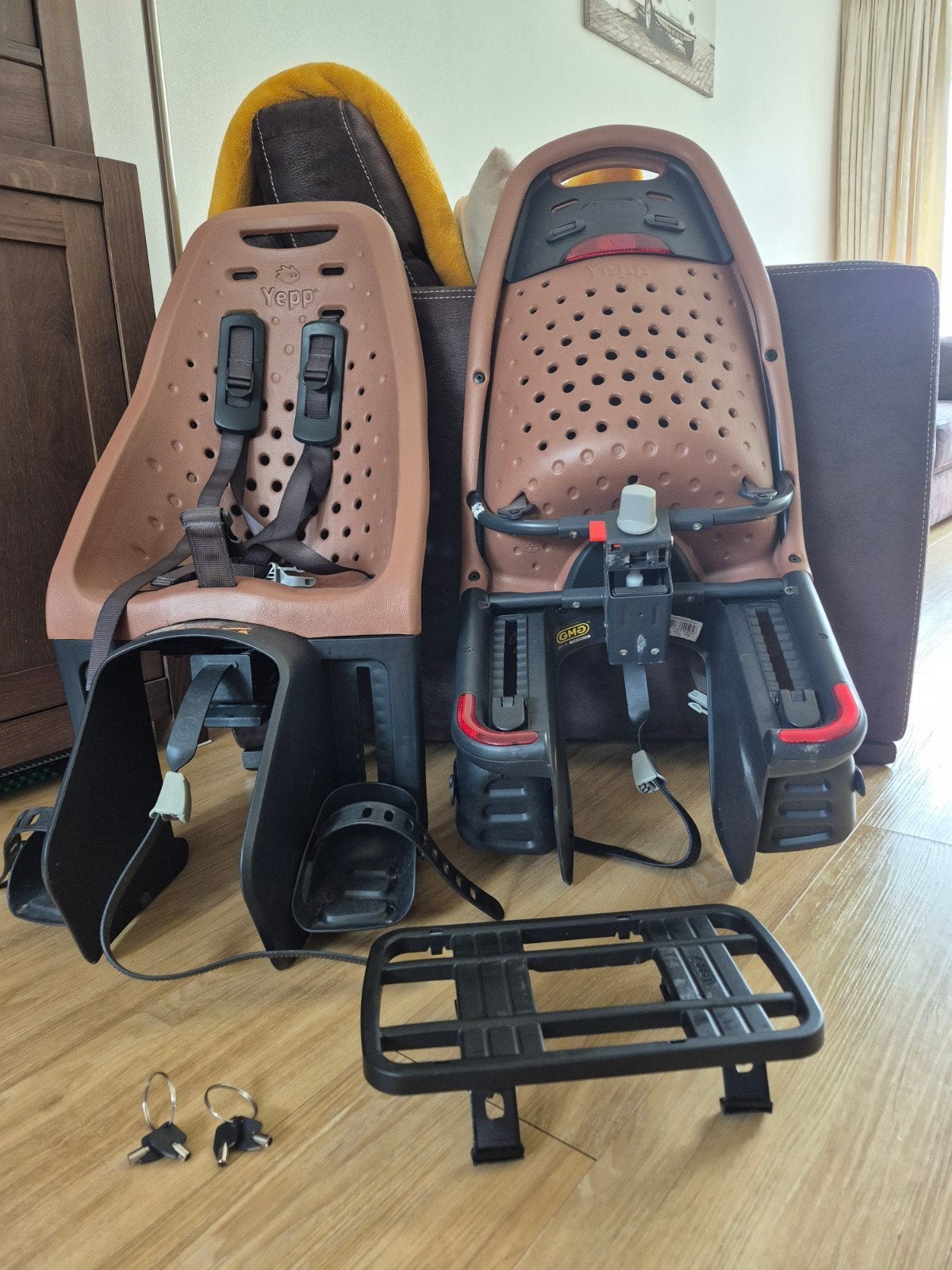 2 Yepp Achterzitjes Bruin met Voetsteuntjes, Adapter en Slot, Ophalen, Achterzitje, Voetsteuntjes, Yepp