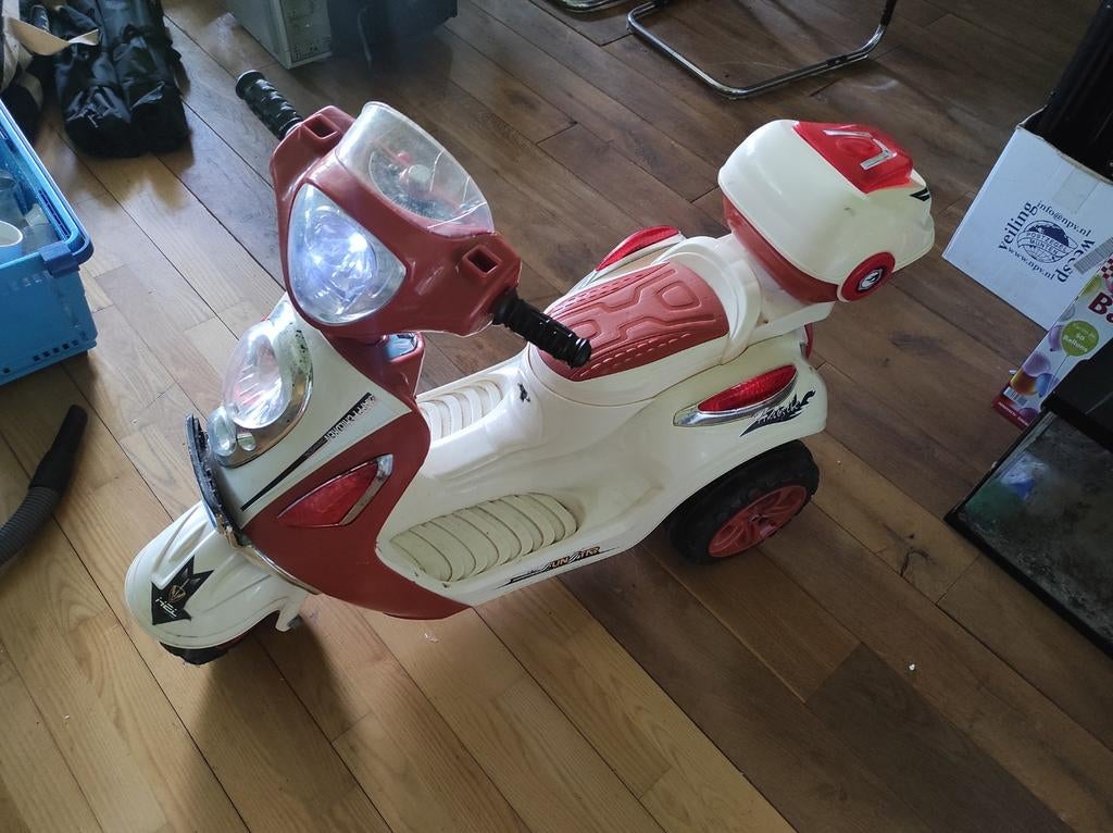 Kinder elektrische scooter met licht en geluid, Kinderen en Baby's, Speelgoed | Speelgoedvoertuigen, Ophalen of Verzenden, Gebruikt