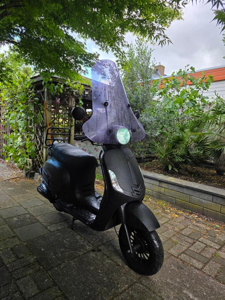 Vespa Look 2023 geel kenteken! (Lasouris zip sym riva momo), Fietsen en Brommers, Ophalen, Overige modellen, Maximaal 45 km/u