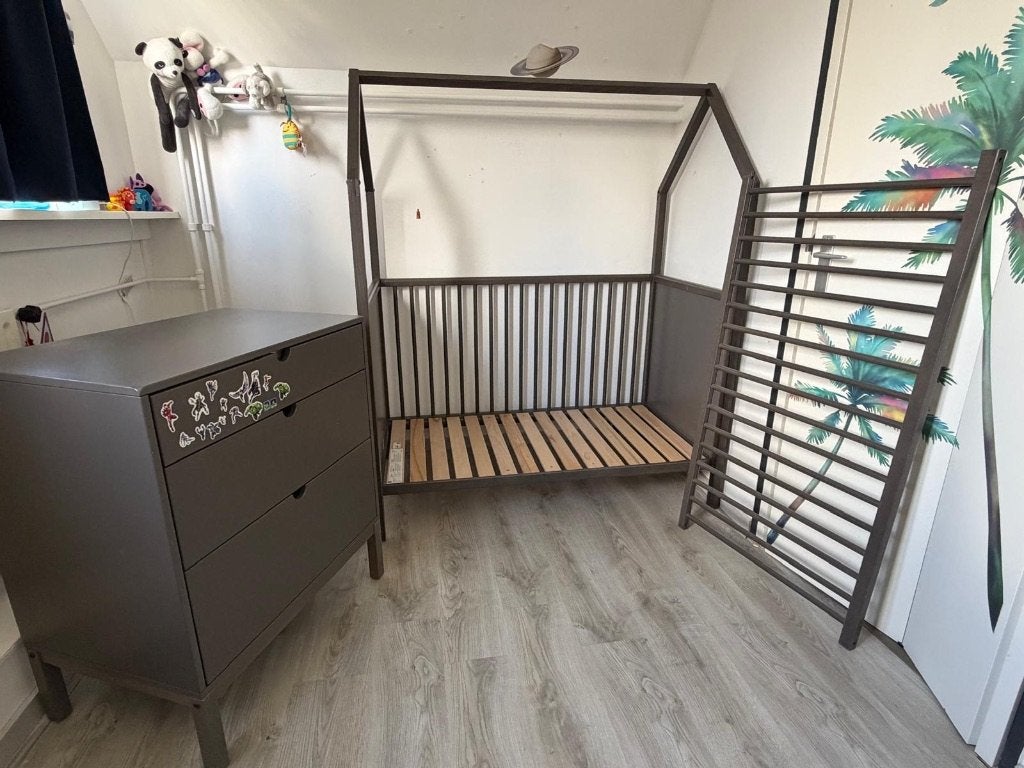StokkeHome ledikant/bed + commode/verschoontafel– grijs, Ophalen, Zo goed als nieuw, Minder dan 140 cm, Matras