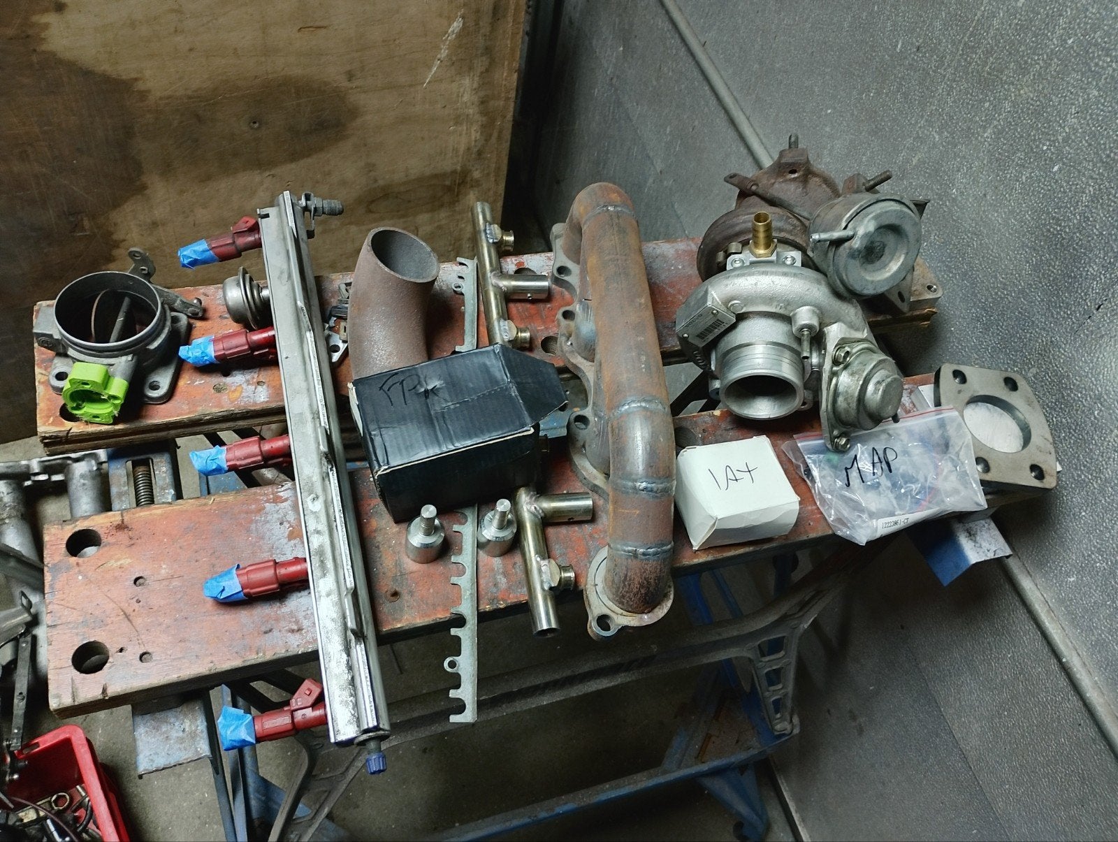 Volvo 2,4t td04hl-13g  turbo met injectors + zooi voor m102, Auto-onderdelen, Ophalen, Volvo
