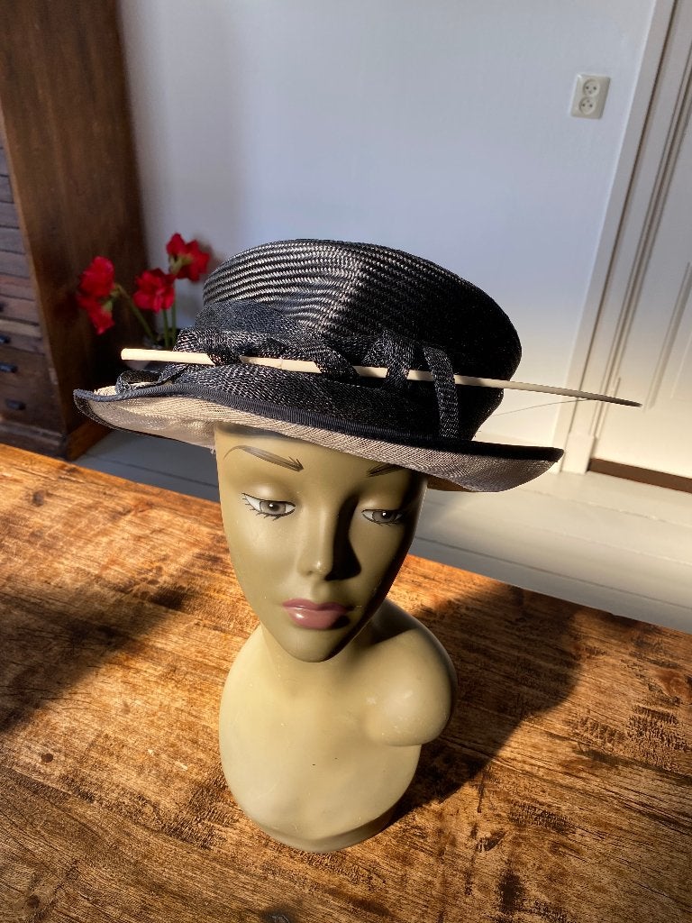 Hoed - zwart/roomwit sisal - corsage lint/krullen/spriet, Ophalen of Verzenden, Zo goed als nieuw, 56 of 57 cm (M, 7 of 7⅛ inch)